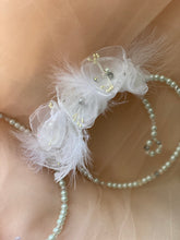 Carica l&#39;immagine nel visualizzatore di Gallery, Coroncina perle e piume con collier
