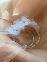 Carica l&#39;immagine nel visualizzatore di Gallery, Coroncina perle e piume con collier
