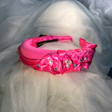 Carica l&#39;immagine nel visualizzatore di Gallery, Cerchietto acconciatura rosa shocking con perle e cristalli
