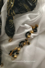 Carica l&#39;immagine nel visualizzatore di Gallery, Pochette nera in tessuto ricamato a rilievo con accessori
