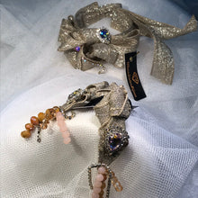 Carica l&#39;immagine nel visualizzatore di Gallery, Cerchietto acconciatura in tessuti crema e lurex con cristalli e decorazioni
