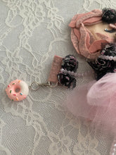Carica l&#39;immagine nel visualizzatore di Gallery, Doll Mini Pin Rosella
