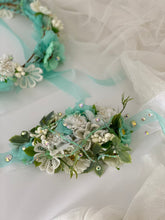 Load image into Gallery viewer, Light Green Head Garland
