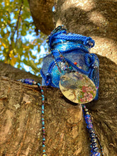 Carica l&#39;immagine nel visualizzatore di Gallery, Vaso artistico blu con gioiello
