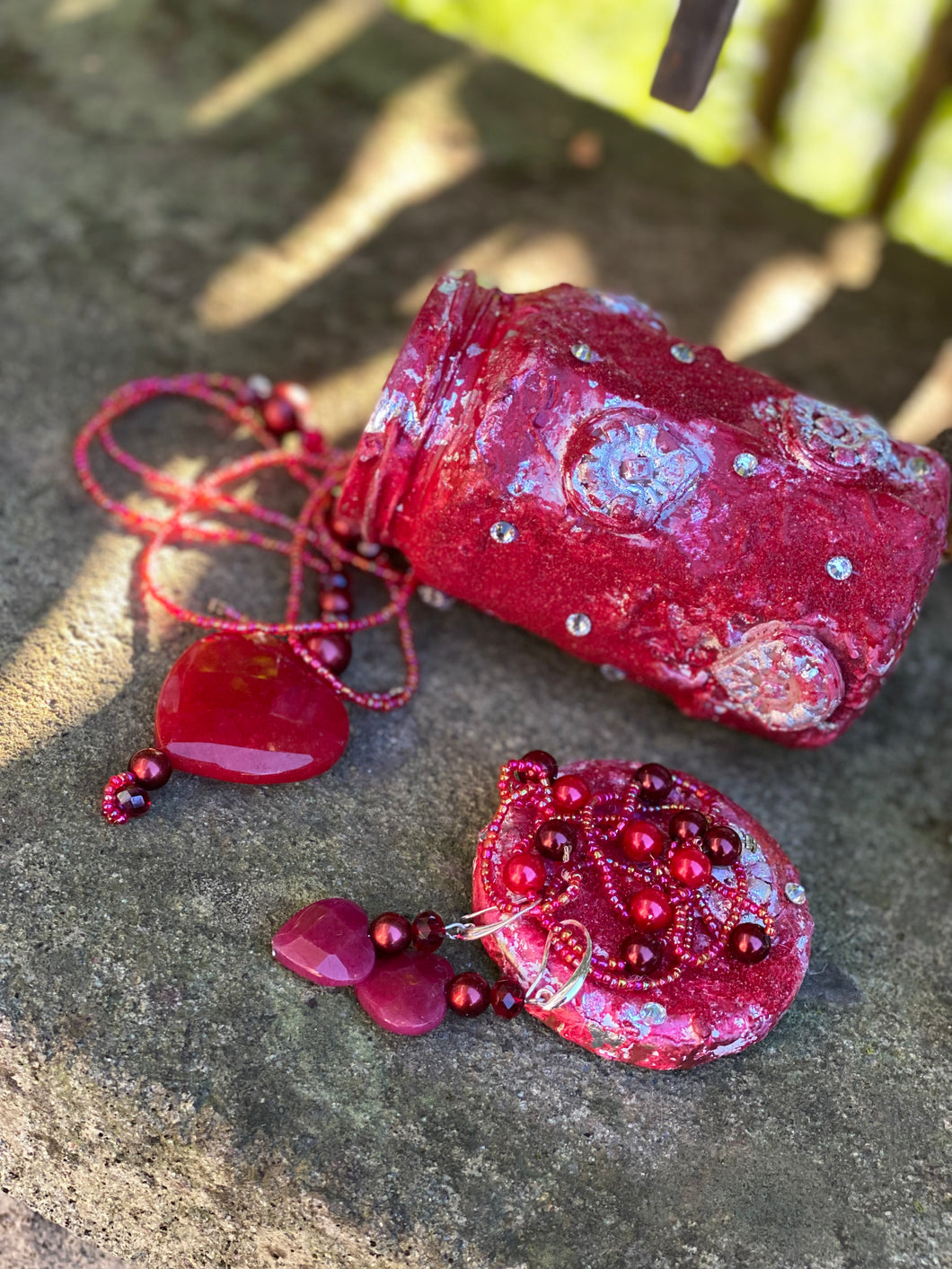 Vaso artistico in rosso con gioiello