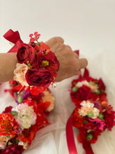 Load image into Gallery viewer, Red Head Garland with Belt and Corsage
