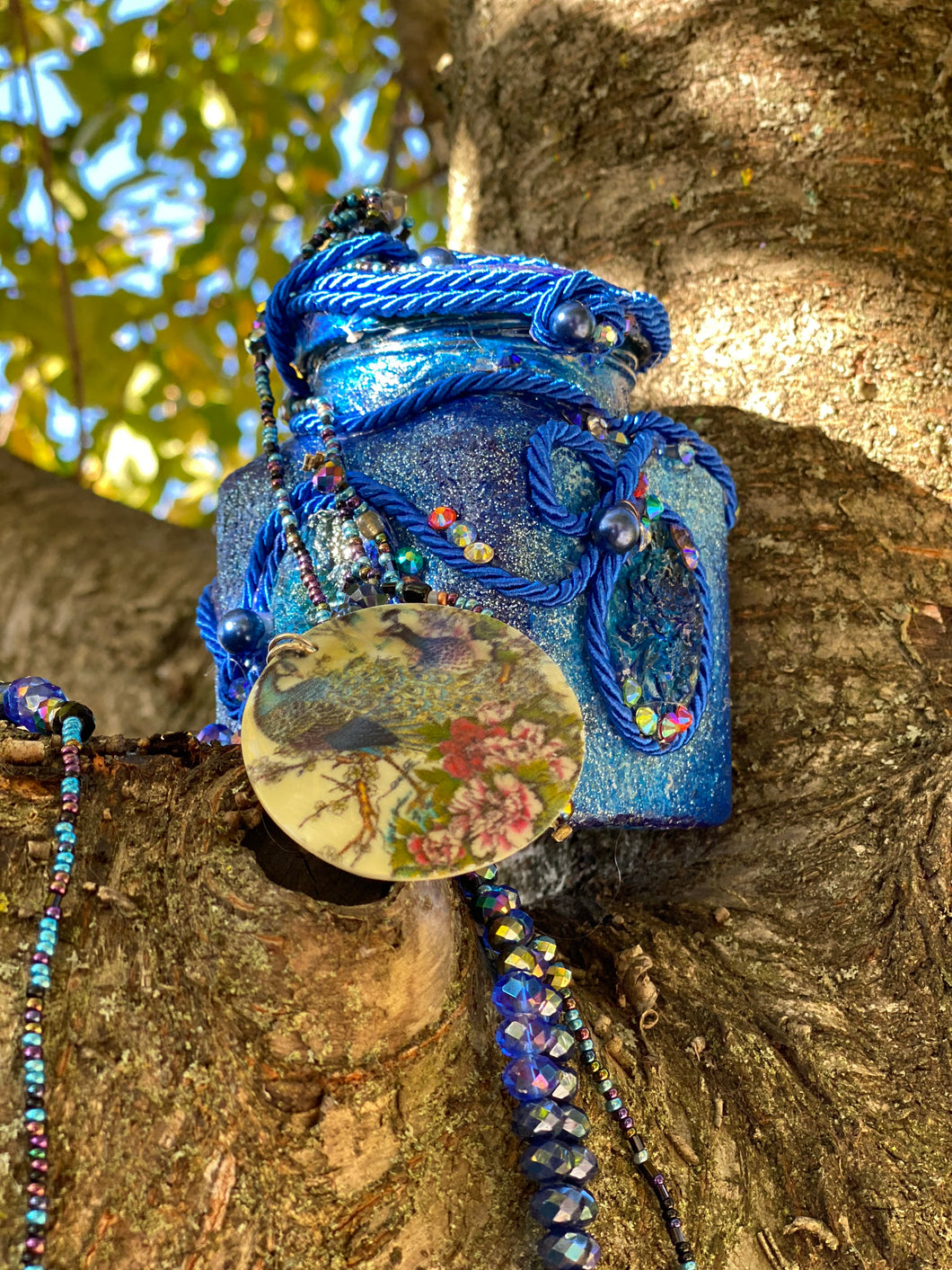 Vaso artistico blu con gioiello