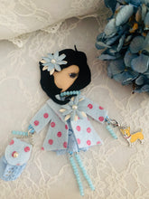 Carica l&#39;immagine nel visualizzatore di Gallery, Doll Mini Pin Azzurra
