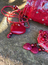 Carica l&#39;immagine nel visualizzatore di Gallery, Vaso artistico in rosso con gioiello
